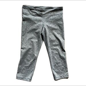 SzM Under Armour Charcoal and Black mini Striped cropped leggings. EUC